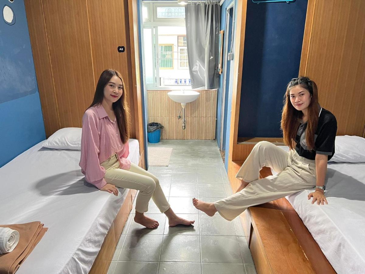 Hoot Hostel & Ratchada Bangkok Bagian luar foto