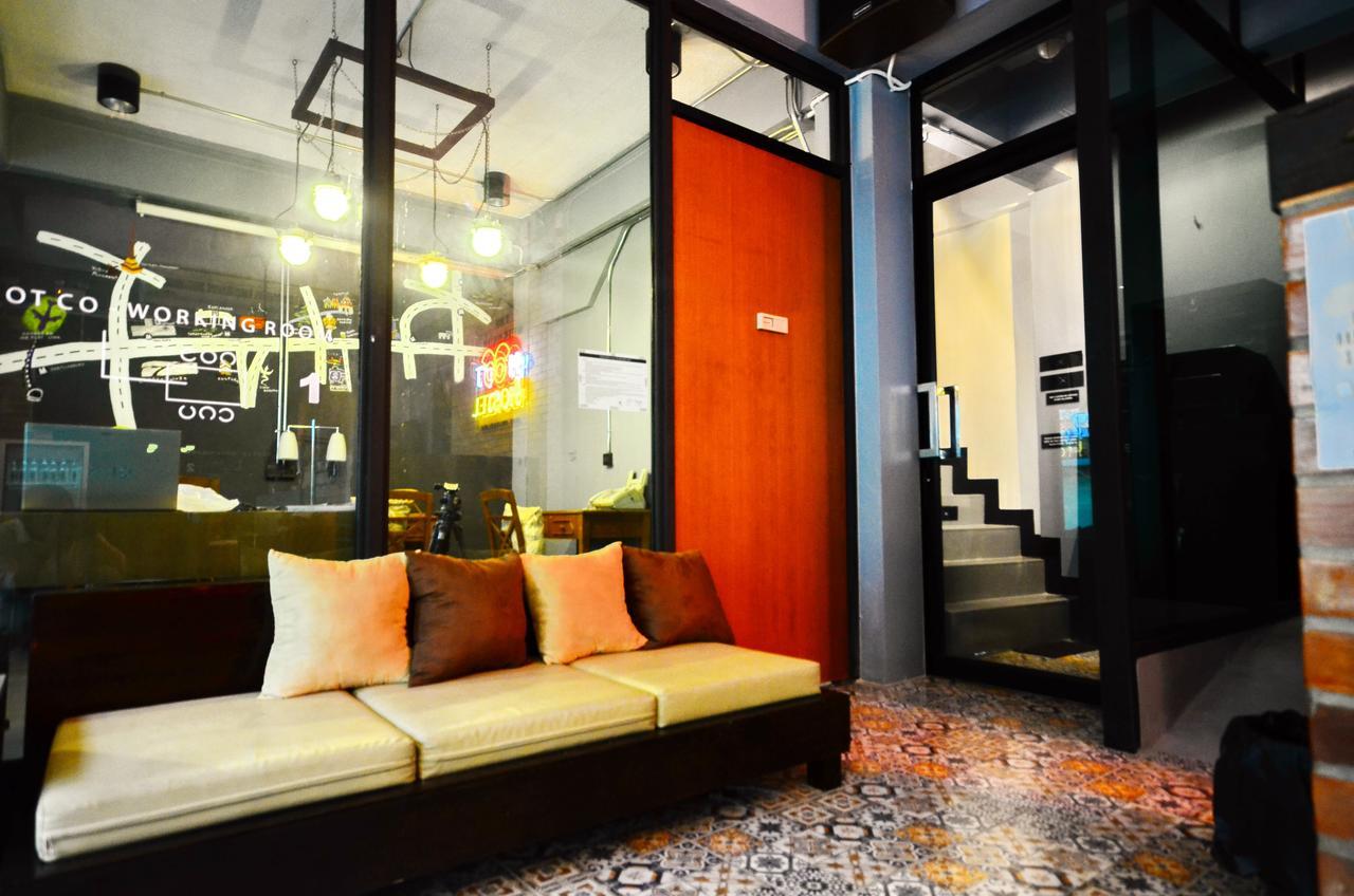 Hoot Hostel & Ratchada Bangkok Bagian luar foto