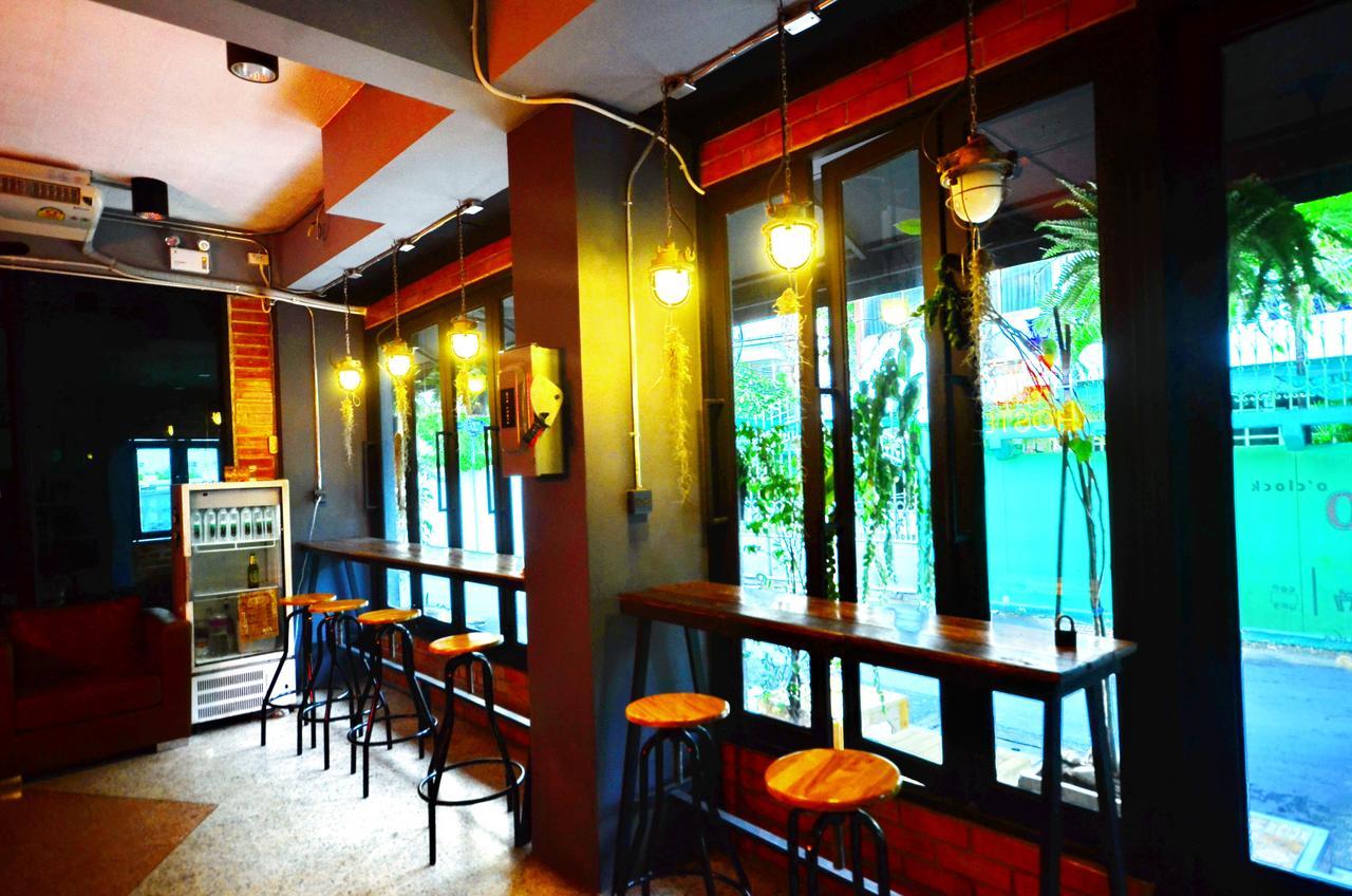 Hoot Hostel & Ratchada Bangkok Bagian luar foto