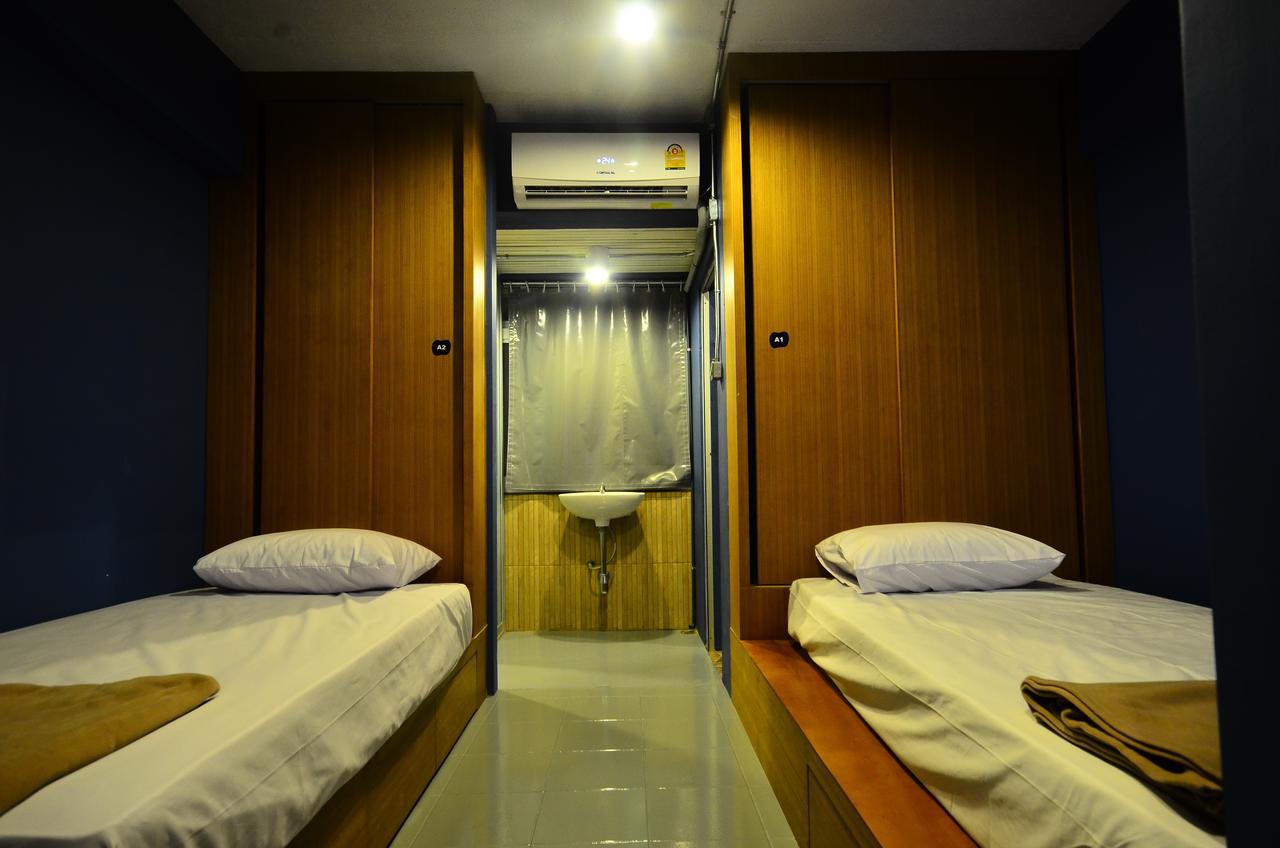 Hoot Hostel & Ratchada Bangkok Bagian luar foto