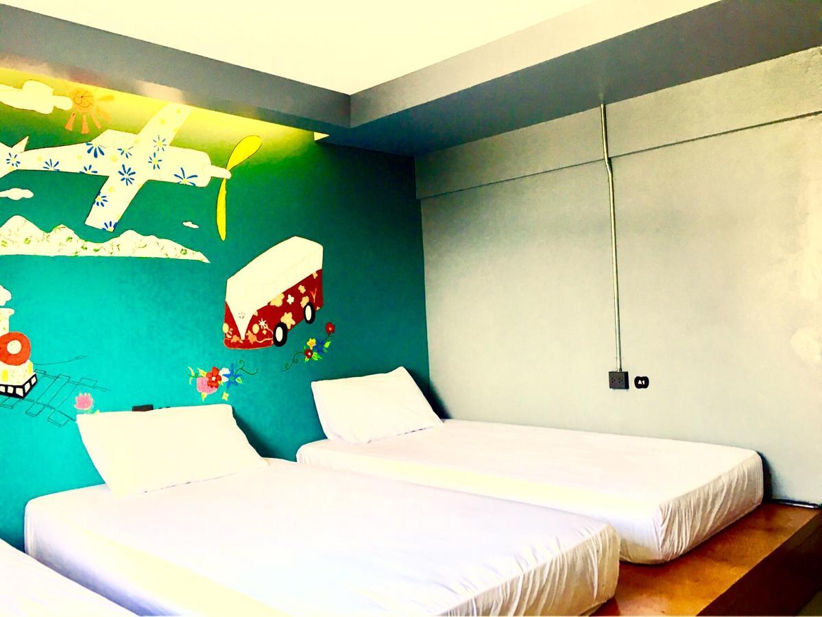 Hoot Hostel & Ratchada Bangkok Bagian luar foto